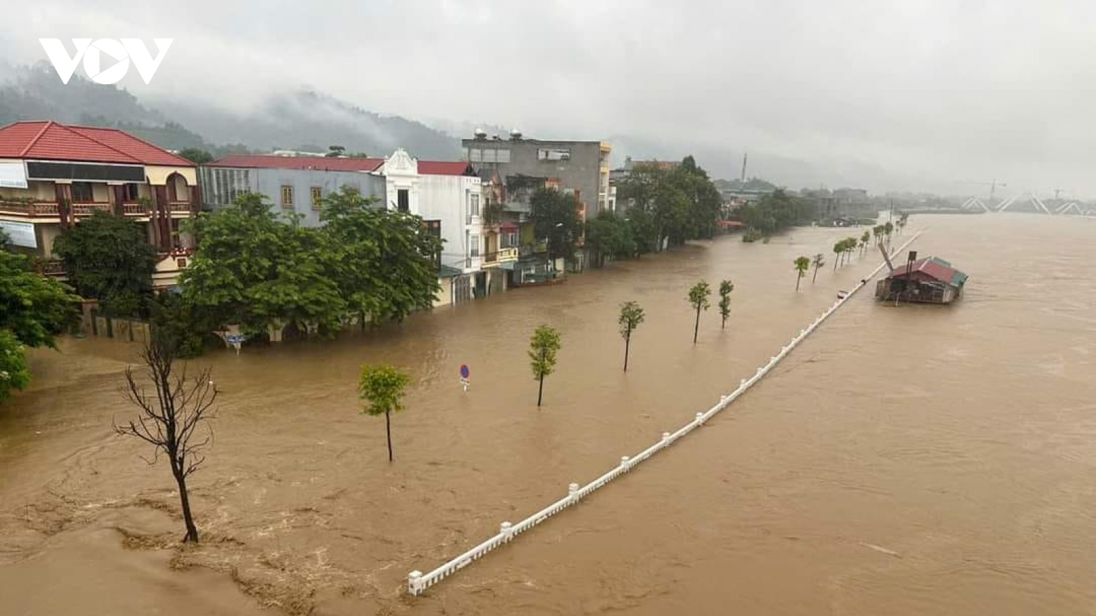 Nước sông Hồng dâng cao, nhiều nơi ở Lào Cai ngập sâu