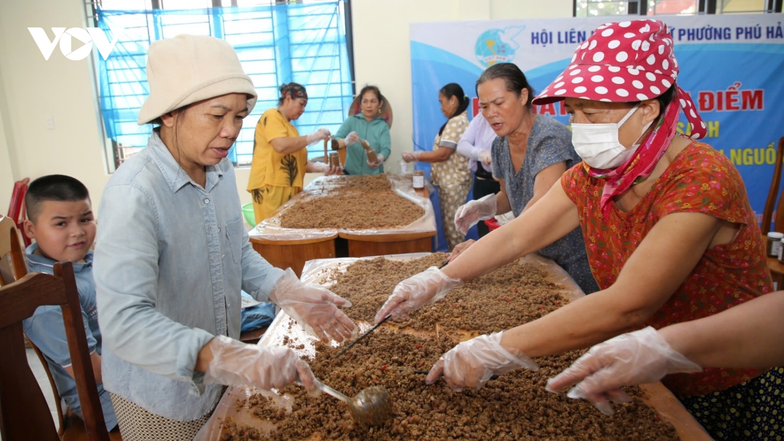 Người dân Quảng Bình làm ruốc thịt gửi hỗ trợ đồng bào vùng thiên tai