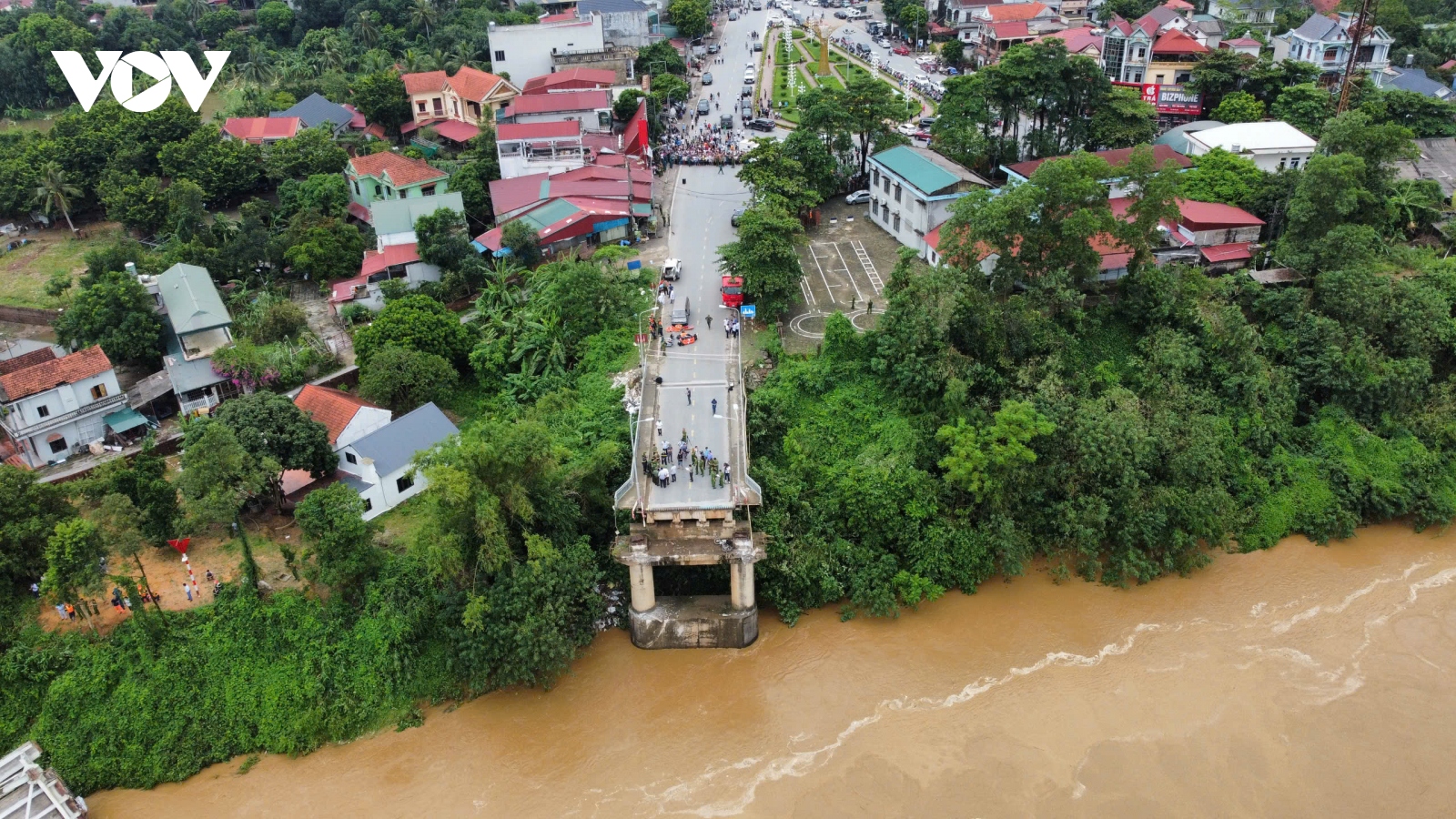 Hình ảnh sập cầu Phong Châu (Phú Thọ) nhìn từ trên cao