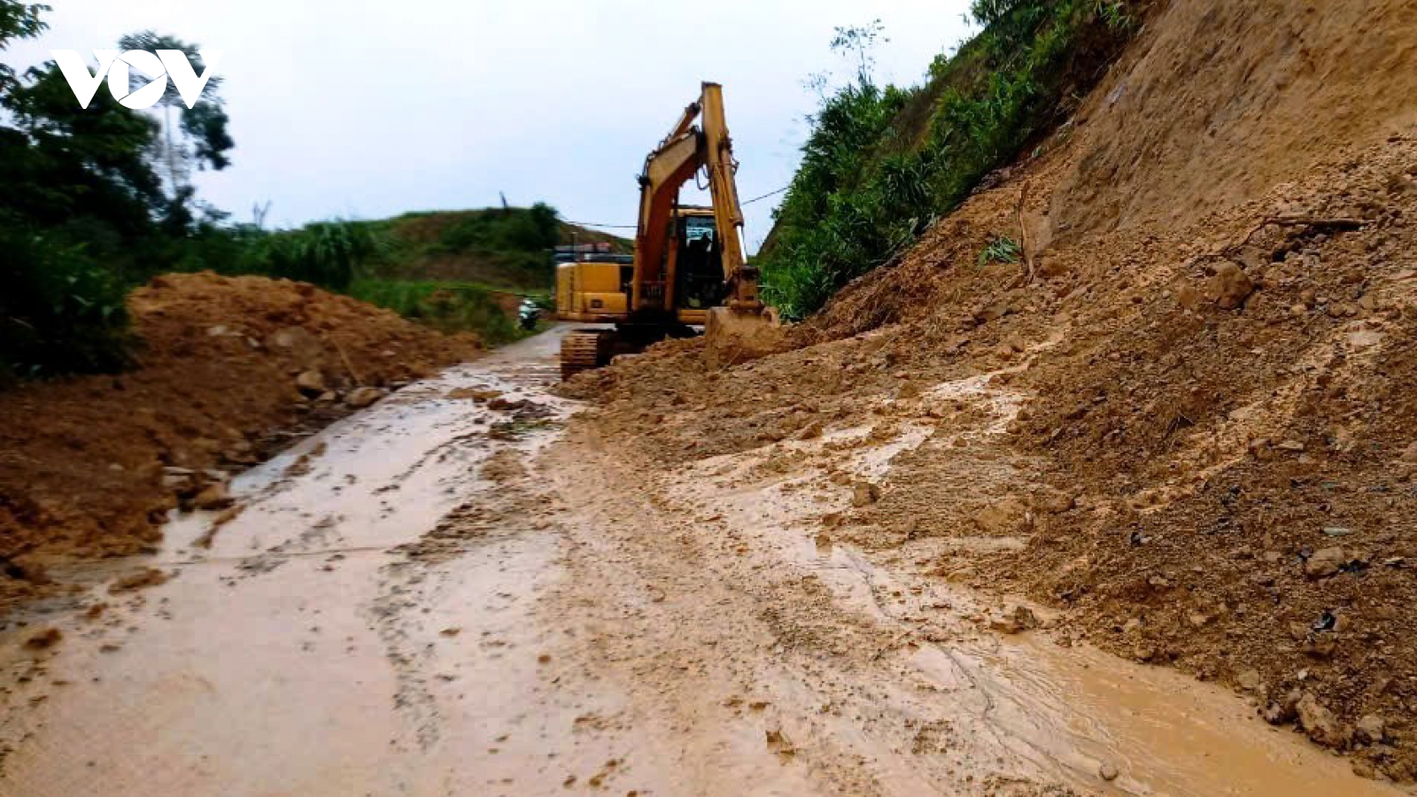 Cảnh báo sạt lở, nguy cơ mất an toàn giao thông tại Hòa Bình