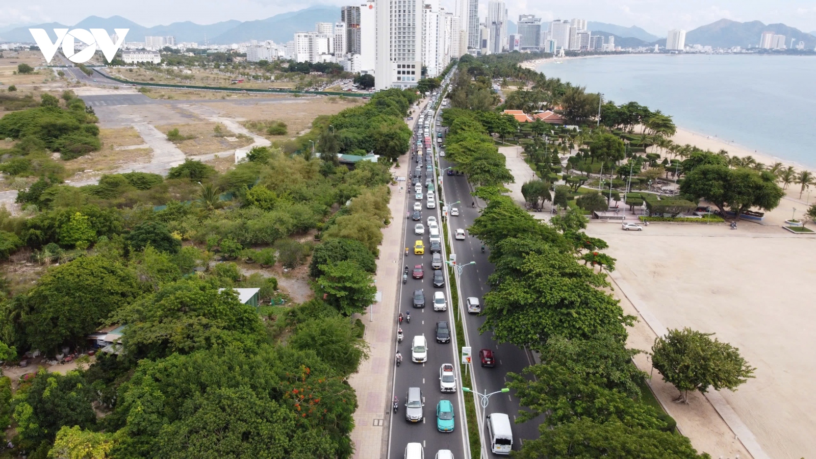 Hàng vạn du khách tham quan, nghỉ dưỡng ở Khánh Hòa