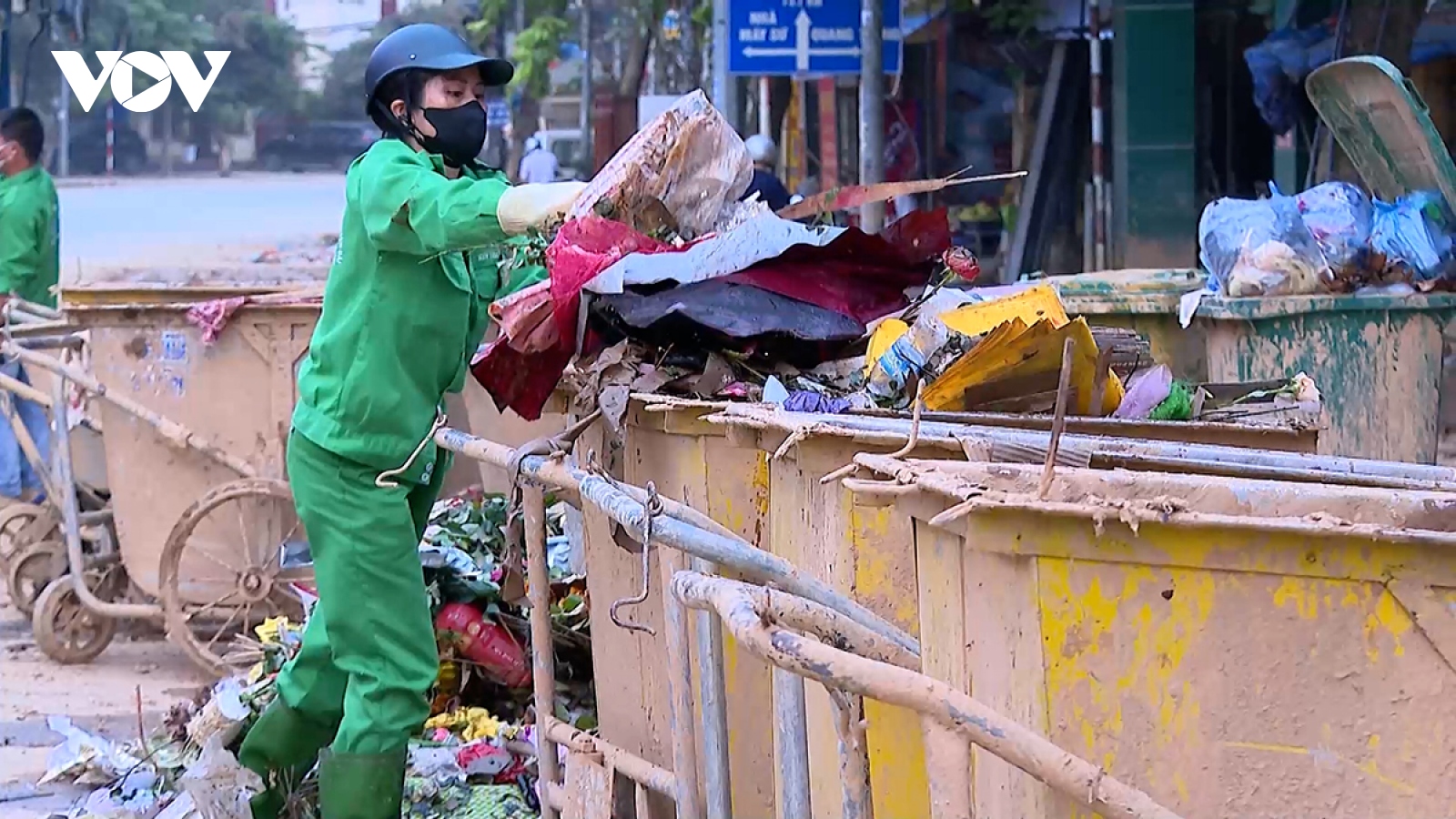 Nhiều tuyến phố ở Yên Bái ngập trong bùn đất và rác thải sau khi lũ rút