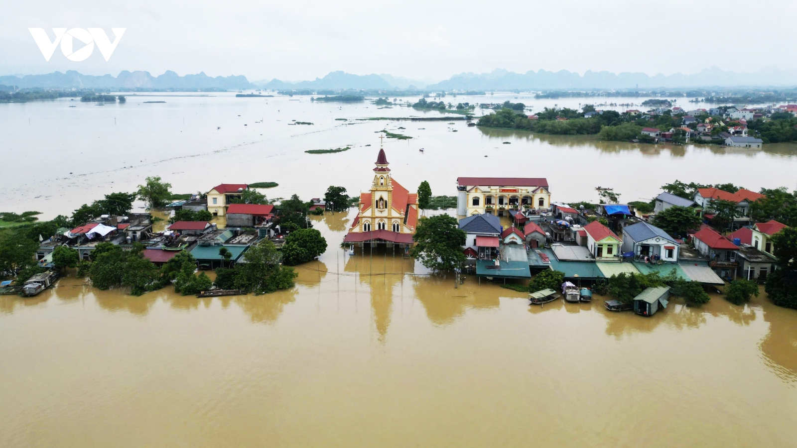 Nước sông Hoàng Long bắt đầu rút, nhiều nơi ở Ninh Bình vẫn chìm trong nước