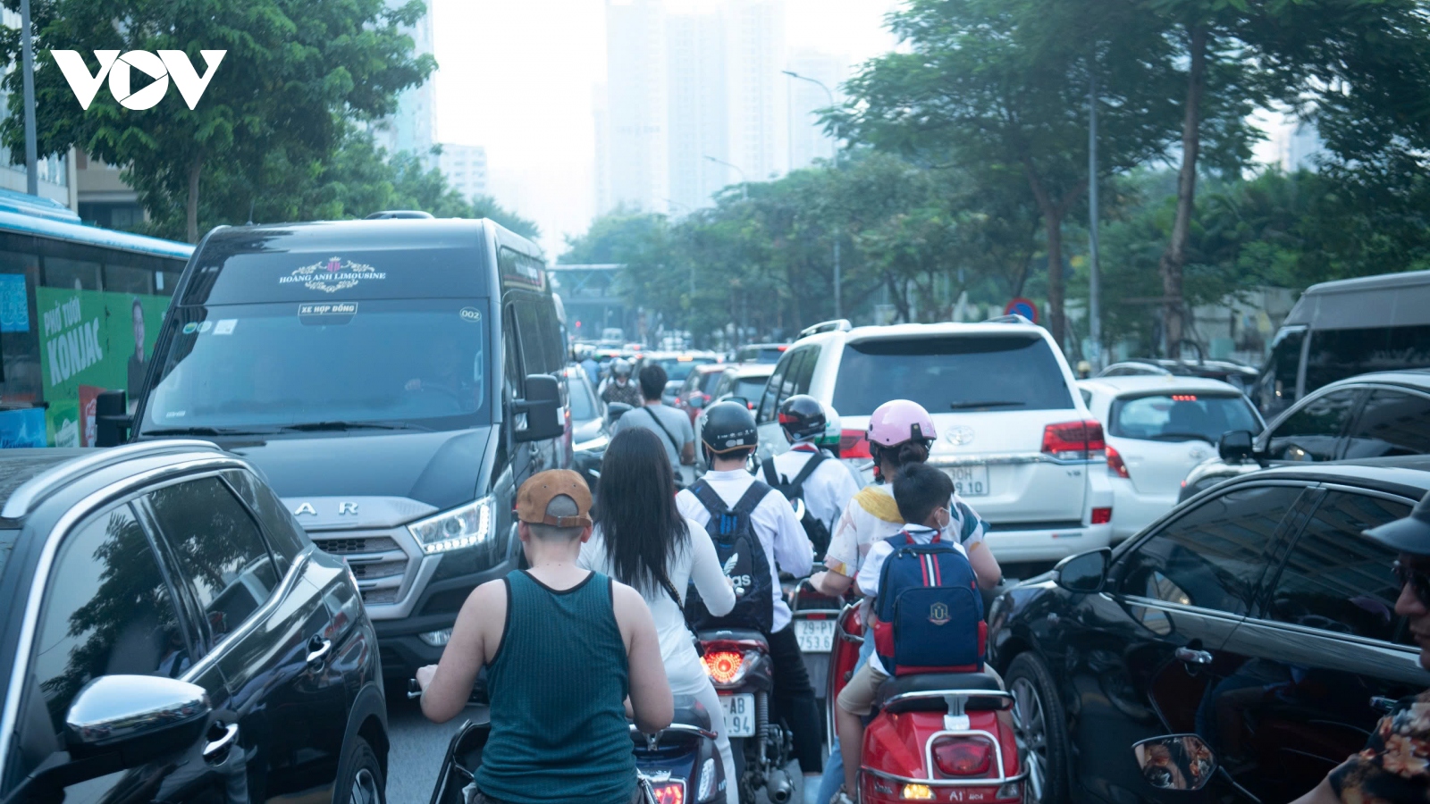 Đường Hà Nội ùn tắc nghiêm trọng ngày khai giảng