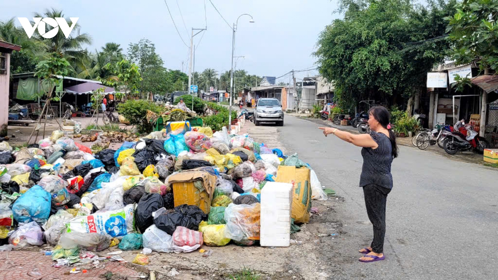 Khu dân cư “kêu trời” vì bãi rác lộ thiên gây ô nhiễm ở Tiền Giang