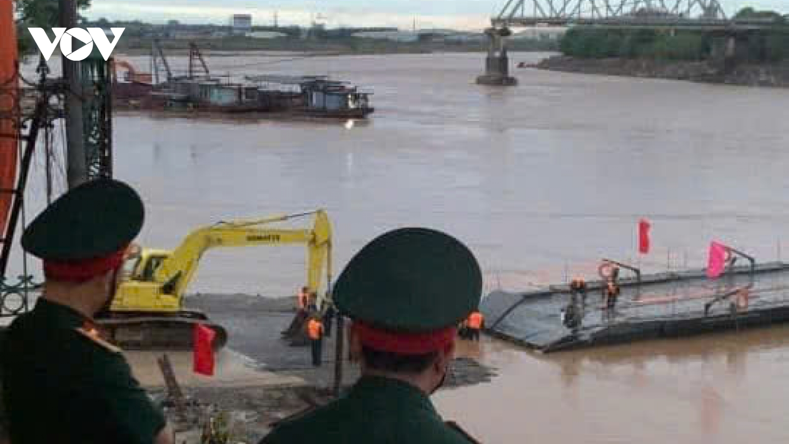 Nước lũ sông Hồng lên cao, tạm đóng cầu phao Phong Châu