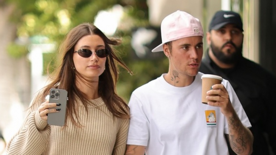 Vợ chồng Justin Bieber - Hailey Baldwin nắm tay tình cảm đi uống cafe