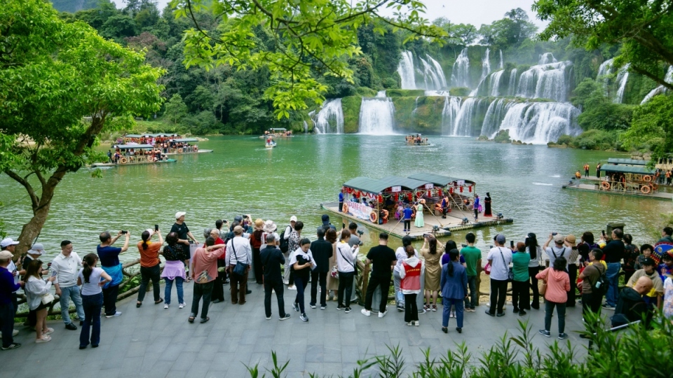 Ban Gioc-Detian waterfall tours on Vietnam-China border attract tourists