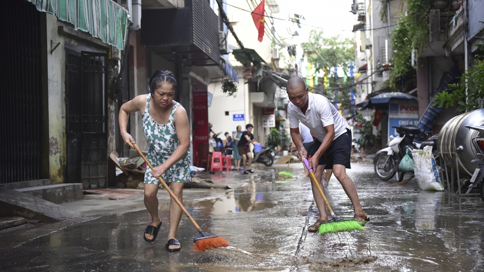 Lũ rút, người dân khu vực bãi sông Hồng hối hả vệ sinh nhà cửa