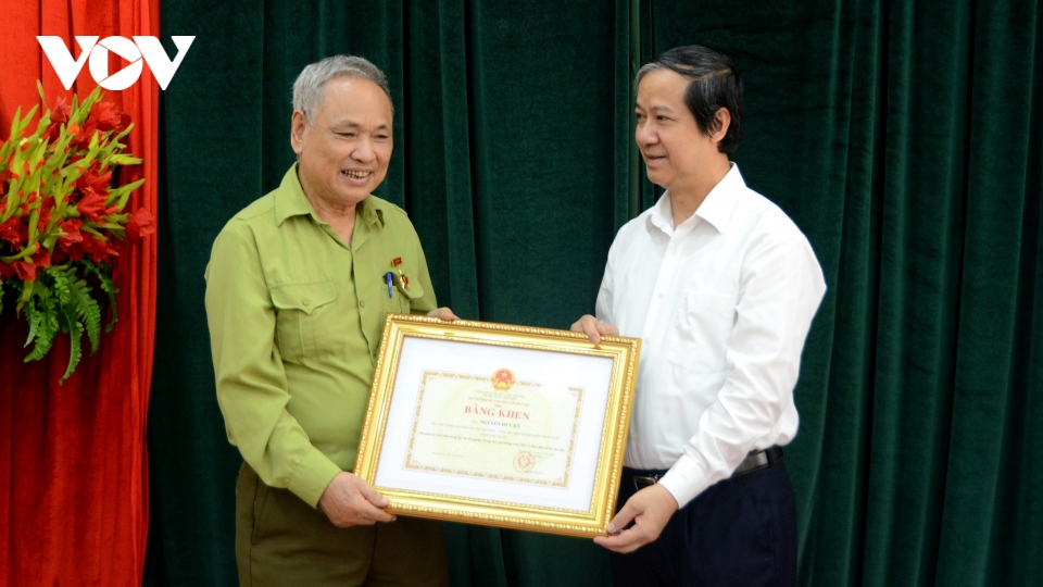 
        Bộ trưởng Bộ GD-ĐT tặng bằng khen cho cụ ông 82 tuổi đỗ tốt nghiệp
                              