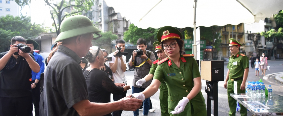 Người dân xếp hàng quét mã QR vào viếng Tổng Bí thư Nguyễn Phú Trọng