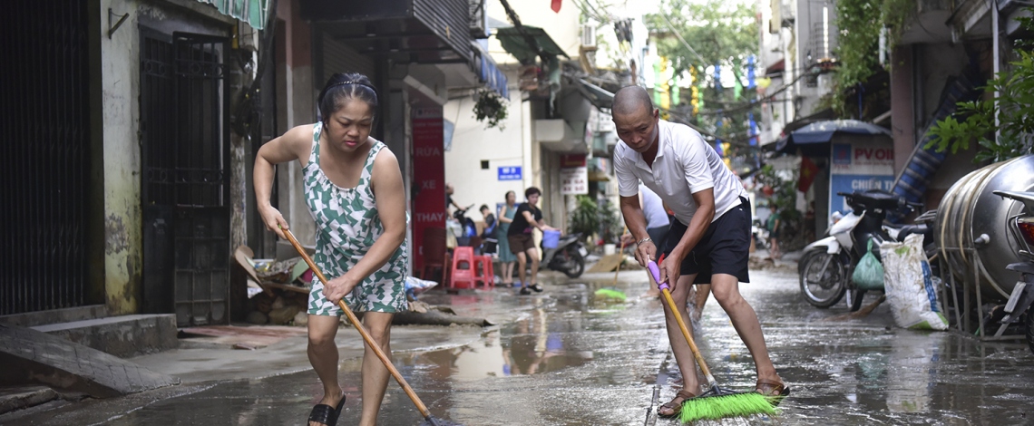 Lũ rút, người dân khu vực bãi sông Hồng hối hả vệ sinh nhà cửa