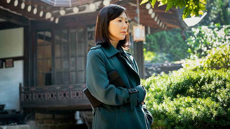 “Bóc giá” BST túi xách hàng hiệu của Kim Hee Ae trong “Thế giới hôn nhân“