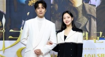 Lee Min Ho và “tình mới” Kim Go Eun diện đồ đôi, sánh bước tại sự kiện