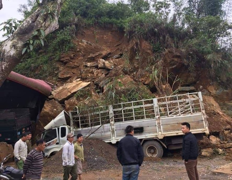 Sơn La: Bất ngờ đất, đá trên đồi sạt lở làm dập nát xe ô tô