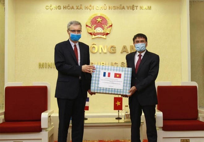 Bộ Công an trao tặng 10.000 khẩu trang cho Bộ Nội vụ Pháp
