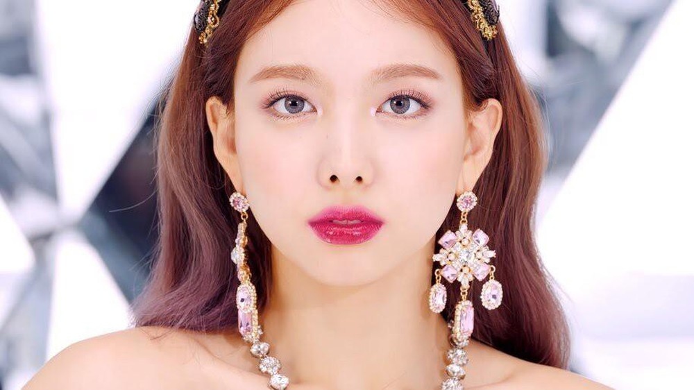 Nữ thần tượng Nayeon (TWICE) bị dọa giết nếu dám bí mật hẹn hò