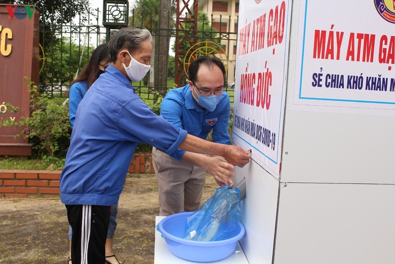 Cây "ATM" gạo đầu tiên đi vào hoạt động tại Thanh Hóa