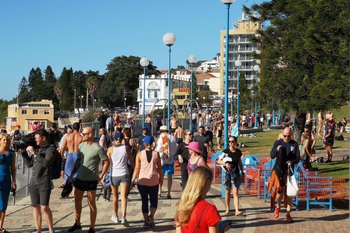 Một số bãi biển ở Australia bắt đầu đông người khiến chính quyền lo ngại