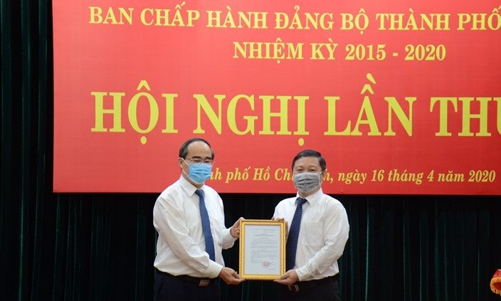bi_thu_thanh_uy_nguyen_thien_nhan_trao_quyet_dinh_cho_ong_duong_anh_duc_anh_ttbc_tphcm_ggjm.jpg