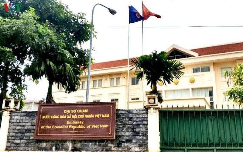 Đại sứ quán thăm dò nguyện vọng về nước của người Việt tại Lào