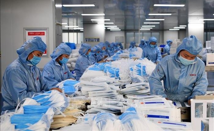 Quy định chỉ được xuất bán khẩu trang bằng 5 lần bán cho các cơ sở y tế là khó thực hiện. (Ảnh: TTXVN)