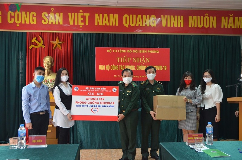 Người Hà Nội tặng đồ bảo hộ y tế cho các chiến sĩ chống Covid-19