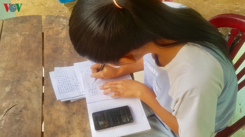 Học sinh miền núi Đà Nẵng vượt khó học từ xa