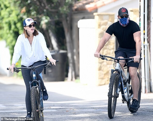 Con gái "Kẻ hủy diệt" che bụng bầu, vui vẻ đạp xe cùng ông xã Chris Pratt