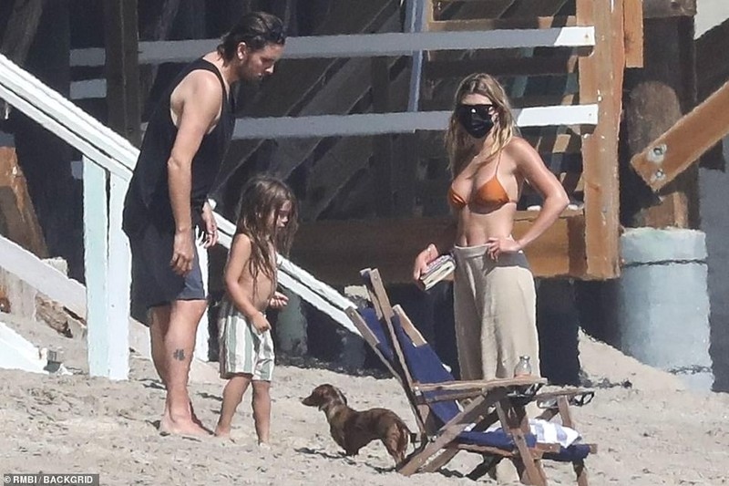 Sofia Richie đeo khẩu trang đi chơi trên bãi biển cùng bạn trai