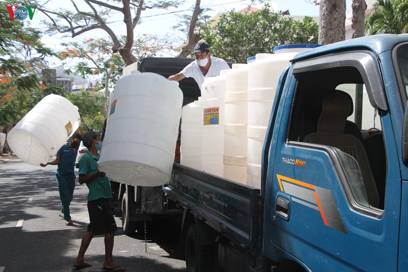 Sóc Trăng tiếp nhận 30 bồn nước, 2 tấn gạo hỗ trợ bà con chịu hạn mặn