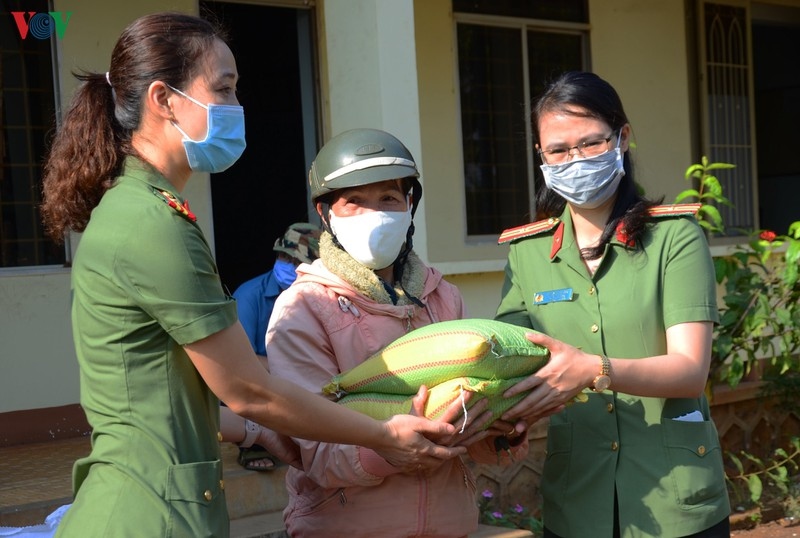 Hỗ trợ hàng tấn gạo cho đồng bào vùng sâu tại Đắk Lắk