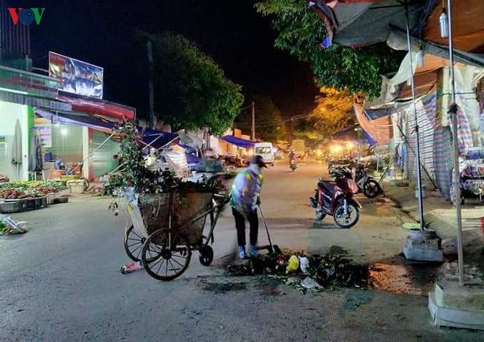 Nhọc nhằn nghề lao công mùa dịch