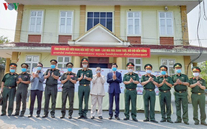 Quân khu II tặng vật tư y tế cho quân đội các tỉnh Bắc Lào