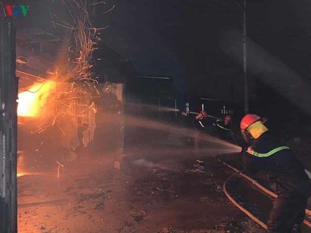 Dập tắt đám cháy xưởng chế biến gỗ sau gần 1 giờ đồng hồ