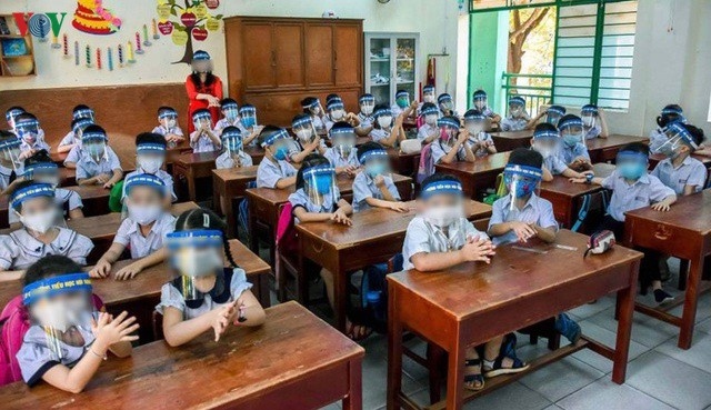 Thực hư việc nhà trường cho học sinh đeo tấm chắn giọt bắn trong lớp