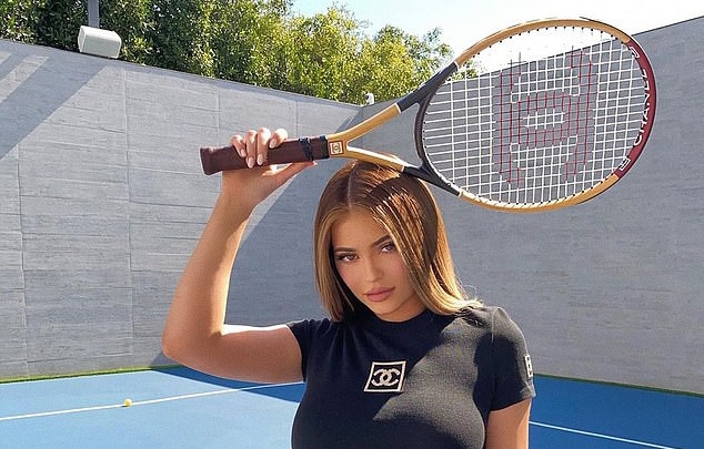Kylie Jenner phô đường cong nóng bỏng khi đánh tennis trong biệt thự mới