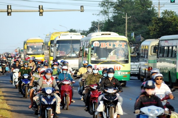 Xe 2 bánh đi cạnh làn xe tải: Phập phồng tai nạn