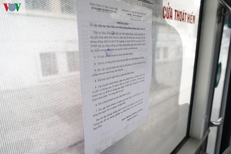 Ảnh: Người dân Hà Nội chấp hành quy định giãn cách khi đi xe bus