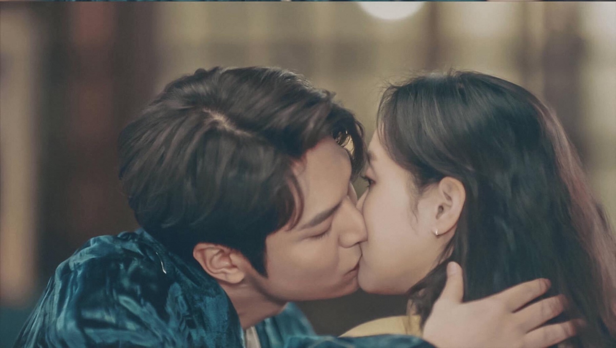 Quân vương bất diệt tập 5: Lee Min Ho táo bạo “khoá môi” Kim Go Eun
