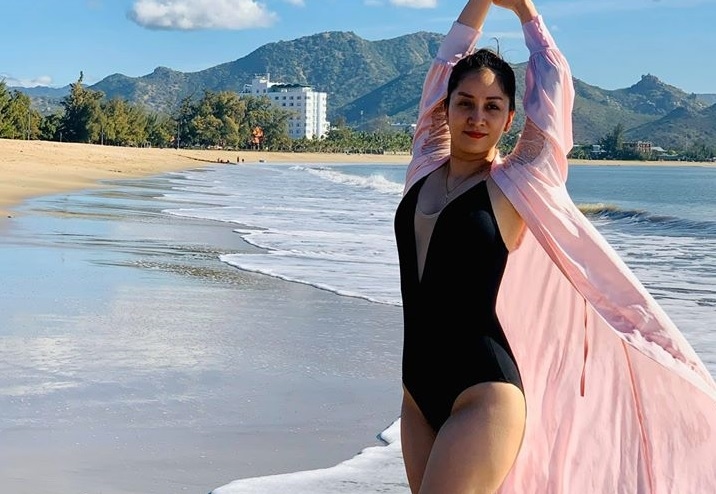 Khánh Thi mặc áo tắm, khoe dáng nuột nà trên bãi biển trong kỳ nghỉ lễ