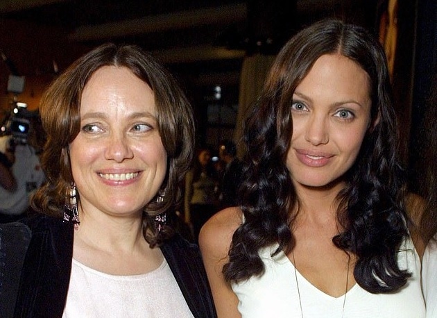 Angelina Jolie nghẹn ngào tưởng nhớ mẹ trong "Ngày của mẹ"