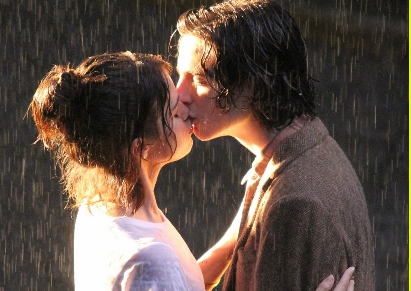 Selena Gomez ngọt ngào hôn trai đẹp dưới trời mưa ở New York