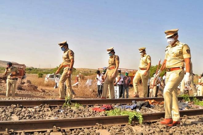 Tàu hỏa đâm chết 16 người ngủ trên đường ray ở Ấn Độ