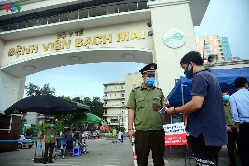 Ảnh: Người dân đổ về bệnh viện Bạch Mai khám bệnh sau thời gian cách ly