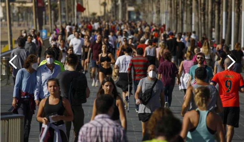 Nới lỏng giãn cách xã hội, dân Tây Ban Nha vẫn phải đeo khẩu trang