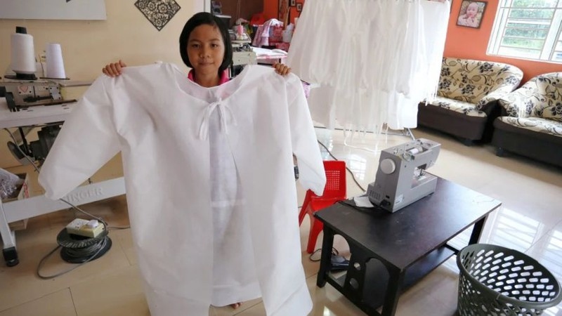 Nữ sinh Malaysia 9 tuổi may hơn trăm bộ đồ bảo hộ chống Covid-19