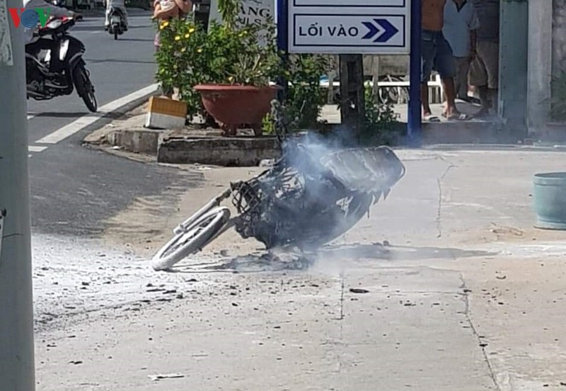 Xe máy bốc cháy dữ dội sau khi đổ xăng