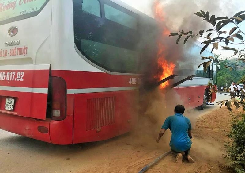 Xe khách đang chạy thì bốc cháy ngùn ngụt, hành khách náo loạn thoát thân