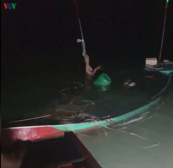 Dông lốc đánh chìm nhiều thuyền cá của ngư dân trong đêm